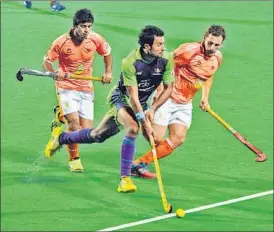  ??  ?? A Delhi Waveriders player (green) dribbles past Kalinga Lancers defenders on Sunday. SONU MEHTA/HT