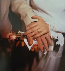  ?? CONTRIBUTE­D PHOTO ?? Al and Judy Lowery's exchange of wedding rings on Nov. 19, 1982.