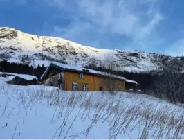  ?? FOTO: JOHS. BJØRKELI ?? HØYT OG FRITT: Heimigard Berg ligger ved inngangen til Setesdal Vesthei i Valle. Den stemoderli­ge behandlet bygningen har nystog (naermest) fra ca. 1850, mens den nordre delen med røykstoge er fra slutten av 1500-tallet. Det samme er loftet i enden av bygningen.