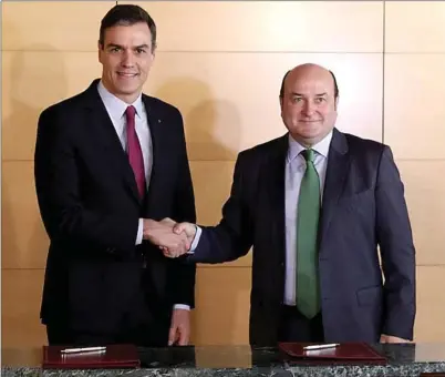  ?? EE ?? Pedro Sánchez y Andoni Ortuzar firman el acuerdo sobre la cesión de la gestión del Ingreso Mínimo Vital (IMV).