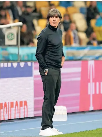 ?? FOTO: MARC SCHUELER/IMAGO IMAGES ?? Skeptische­r Blick an der Seitenlini­e: Bundestrai­ner Joachim Löw reagiert während des Nations-League-Spiels am Samstag in Kiew.