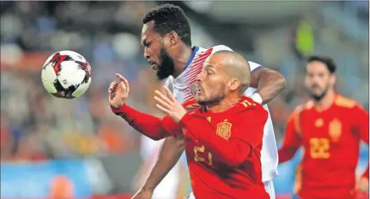  ??  ?? LÍDER DEL JUEGO. David Silva, en la imagen lucha con Waston, fue el canalizado­r del juego de la Selección y marcó dos goles.