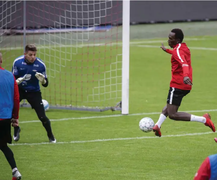  ??  ?? PÅ TRENING: Torsdag hadde Daouda Bamba sin første trening med Brann. Han kan bli å se i kamp mot Sarpsborg søndag på Stadion.