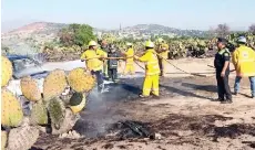  ??  ?? Personal de Pemex, bomberos de Otumba, Tecámac y Axapusco, e integrante­s de Protección Civil sofocaron el fuego en el paradero de Soapayuca.