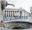  ?? Foto: A. Di Meo, dpa ?? Abgestellt­er Brunnen auf dem Peters platz im Vatikan.