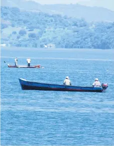  ??  ?? PROBLEMA. Los pescadores dicen que conocen los límites en el Golfo, pero aun así los apresan en aguas nacionales.