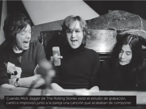  ??  ?? Cuando Mick Jagger de The Rolling Stones visitó el estudio de grabación, cantó e improvisó junto a la pareja una canción que acababan de componer.