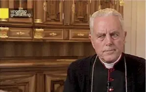  ??  ?? En 2008, Mgr Williamson niait l’existence des chambres à gaz à la télévision suédoise. Exclu de la Fraternité, il a fondé un mouvement dissident.