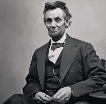  ??  ?? UN HOMBRE PARA LA HISTORIA.
Abraham Lincoln (1809-1865), artífice de la emancipaci­ón de los esclavos en EE UU, fotografia­do por Alexander Gardner el 5 de febrero de 1865.