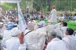  ?? HT PHOTO ?? Farmers holding a meeting in Rohtak district. The newly formed Rashtriya Kisan Sangh of about 20 states has decided to start ‘Jail bharo andolan’ from August 9 to 15.
