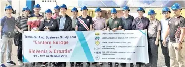  ??  ?? Oliver Rosenauer, the communicat­ion leader of the Freudenau Hydroelect­ric Power Plant (seventh right), Tan (eighth right), Lo (ninth right) and other engineers from Sabah.