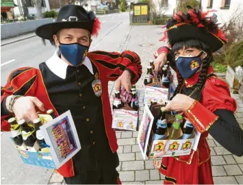  ?? Foto: Marcus Merk ?? Die CCD Deubachia startet eine Aktion „Fasching daheim“, im Bild Lena Bühringer und Johannes Reitmayer.