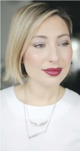  ?? PHOTOS: DANIELA CIUFFA. ?? Nadia Albano gives herself a makeover look for the holidays that includes a bold deep berry red lip colour.