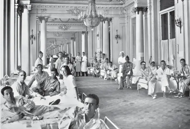  ??  ?? CASINO DE MADRID. En la imagen, uno de los hermosos salones de este emblemátic­o edificio, que fue habilitado como hospital de sangre durante la Guerra Civil.