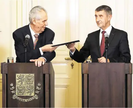  ?? Foto: Dan Materna, MAFRA ?? Je to vaše Prezident Miloš Zeman předává v Lánech předsedovi ANO Andreji Babišovi pověření k sestavení vlády.