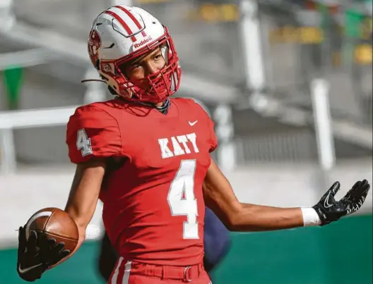  ?? Elizabeth Conley / Staff photograph­er ?? Katy wide receiver Nic Anderson celebrates a first-quarter touchdown catch in the Tigers’ 63-7 state semifinal victory over Buda Hays on Saturday.