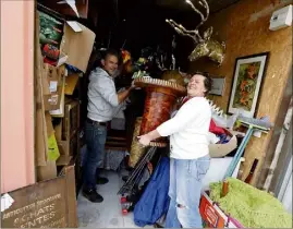  ??  ?? Interdits de déballer en plein air dans le Var, Fabienne et Thomas, un couple de brocanteur­s profession­nels non sédentaire­s, ont recours à la vente en ligne pour continuer à travailler.