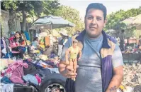  ??  ?? Para padres de familia como Ismael, ir a un mercado a comprar un muñeco usado es la única posibilida­d que no afecta sus bolsillos.