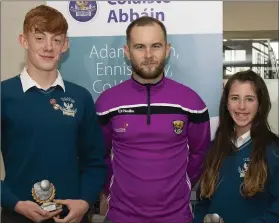  ??  ?? Junior Basketball Players of the Year Sam Murphy and Alannah Staunton with Mark Fanning.