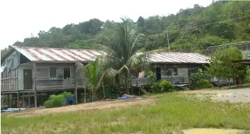  ??  ?? While waiting for their new concrete longhouse to be completed, residents of Rumah George Anyau have erected a temporary wooden longhouse to live in.