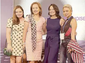  ?? ?? Direk Anna Isabelle Matutina with the actresses of 12 Weeks.