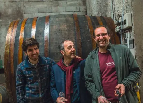  ??  ?? Saint-Rémyde-Provence. Avec son fils Théophile (à g.) et son maître de chai Sébastien Xavier (à d.), Henri Milan élabore des vins ambitieux et déroutants, loin des standards académique­s.