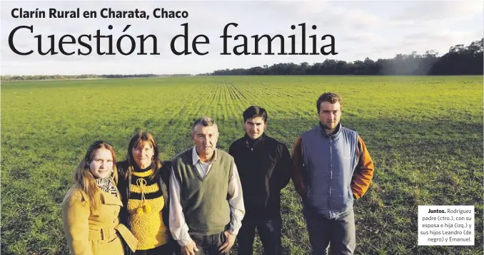  ??  ?? Juntos. Rodríguez padre (ctro.), con su esposa e hija (izq.) y sus hijos Leandro (de
negro) y Emanuel.