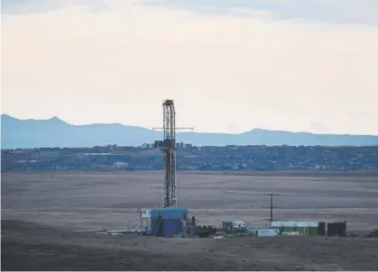  ?? John Leyba, The Denver Post ?? A Conoco oil rig stands in Aurora on Thursday. A community of 23,000 homes called Aurora Highlands is planned south of Denver Internatio­nal Airport, but Conocophil­lips has big drilling plans there, too.