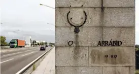  ??  ?? Símbolos e letras nas entradas da ponte repostos dentro de dois a três meses