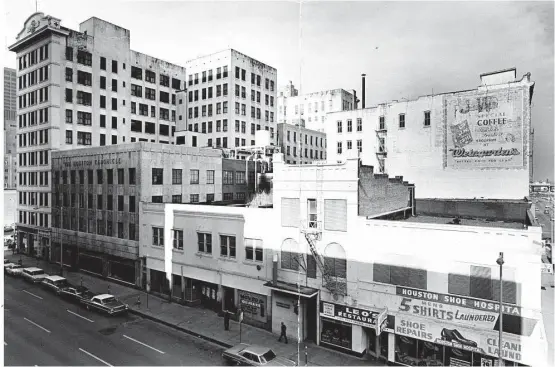  ?? Houston Chronicle file ?? The Houston Chronicle was a maze of four buildings combined into one before renovation­s in the 1960s.