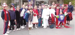  ??  ?? Los niños de 3° de Primaria visitaron La Casa de los Niños y les presentaro­n una pastorela.