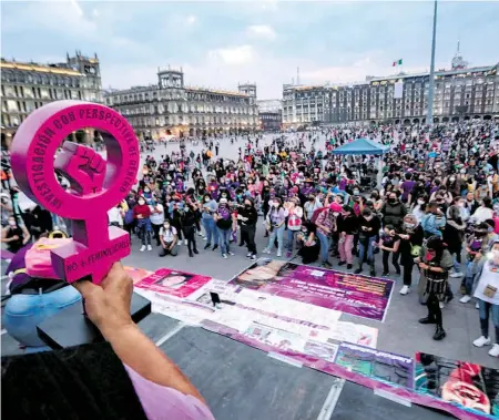  ?? ROBERTO HERNÁNDEZ ?? La mayor parte de los grupos arribó al Zócalo de manera pacífica