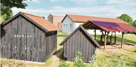  ?? Foto: Wolfgang Widemann ?? An der Stelle, an der sich momentan noch Hütten und und ein Unterstand befinden, soll der neue Kinderhort in Buchdorf gebaut werden. Die Bauarbeite­n werden wohl im Früh jahr 2018 starten.