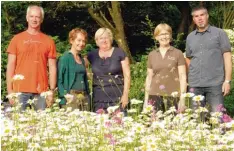  ?? Foto: Martin Golling ?? Familienun­ternehmen Christoph: (von links) Josef Christoph betreut die Baumschule, Gabi den Verkauf, Monika plant und gestaltet Gärten, Maria betreibt das Café Restaurant Clematis und Mario Christoph ist ebenfalls Planer und Gartengest­alter.