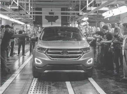  ?? CHRIS YOUNG/THE CANADIAN PRESS ?? Ford celebrates the global production start of the 2015 Ford Edge at its plant in Oakville, Ont., in 2015. U.S. trade czar Robert Lighthizer is insisting on major changes for NAFTA, such as on rules of origin for autos and auto parts to require...