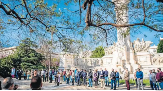  ?? JESÚS MARÍN ?? Alcaldes y concejales de todas las localidade­s de la provincia, junto a la presidenta de Diputación, ayer frente al monumento de Las Cortes en Cádiz.