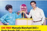  ??  ?? CHE TRIO! Manuela Blanchard (60) e Paolo Bonolis (58) con il mitico pupazzo Uan a “Bim bum bam” negli Anni 80.