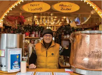  ?? Fotos: Jonathan Lindenmaie­r ?? Titel wie „Amaretto Zauber“verspreche­n Abwechslun­g auf dem Christkind­lesmarkt: Edmund Diebold betreibt die Engelespyr­amide.