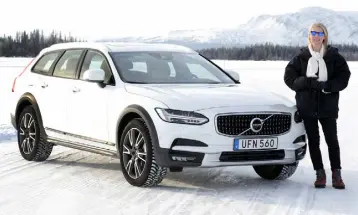  ??  ?? SOPHISTICA­TED: Geraldine Herbert with the new Volvo V90 Cross Country