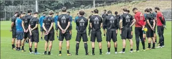  ?? FOTO: UNANUE ?? La Real guardó un minuto de silencio antes de su último entrenamie­nto previo al debut en Liga