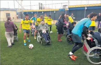  ??  ?? EMPATÍA. Cada 15 días los jugadores se lo pasan en grande y aprenden con sus nuevos amigos.