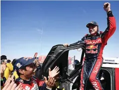  ?? FRANCK FIFE/AFP ?? LEGENDA HIDUP: Carlos Sainz Jr merayakan gelar juara ketiga di ajang Reli Dakar setelah catatan waktunya tak dapat dikejar para pesaingnya hingga etape terakhir di Qiddiya, Arab Saudi, kemarin (17/1).