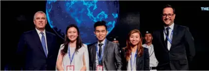  ??  ?? WINNERS. The winning start-ups represente­d in Pitch@Palace Asean 1.0 with the Duke of York, Prince Andrew (extreme left). From left are Globish Academia’s Chuencheew­an Wongsaeree, Alchemy Foodtech’s Alan Phua and Verleen Goh, and Klean’s Nick Boden. /...