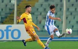  ??  ?? In mediana Luca Palmiero, 24 anni, in campo con la maglia del Pescara