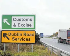  ?? FOTO: PAUL FAITH/AFP ?? Das Abkommen regelt unter anderem im sogenannte­n Nordirland-Protokoll die Einzelheit­en, wie künftig eine harte Grenze zum EU-Staat Irland vermieden werden soll.