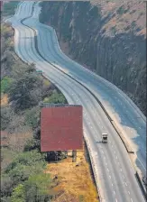  ?? PRATHAM GOKHALE/HT PHOTO ?? The countrywid­e 21-day lockdown also made sure that there was no vehicular movement on the Pune-mumbai Expressway on Wednesday.