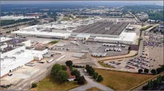  ?? TY GREENLEES / STAFF ?? Fuyao says it has purchased five acres north of its plant in Moraine with the intention of constructi­ng a distributi­on center. This view looks north from Kettering Boulevard.