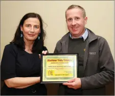  ??  ?? Trish Kennedy presenting a Certificat­e of Appreciati­on to Ian O’Driscoll of the Willow Bank Residents Associatio­n.