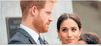  ?? EFE ?? Meghan mira con cariño a su marido, el príncipe Enrique, mientras él habla con los medios.