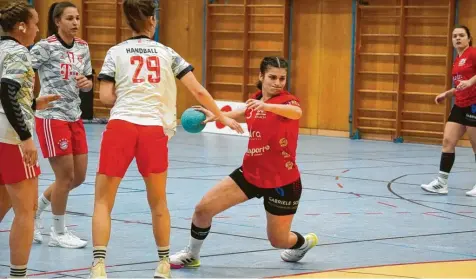  ?? Foto: Melanie Nießl ?? Sevde Seker und die Aichacher Handballer­innen wollen den nächsten Sieg.